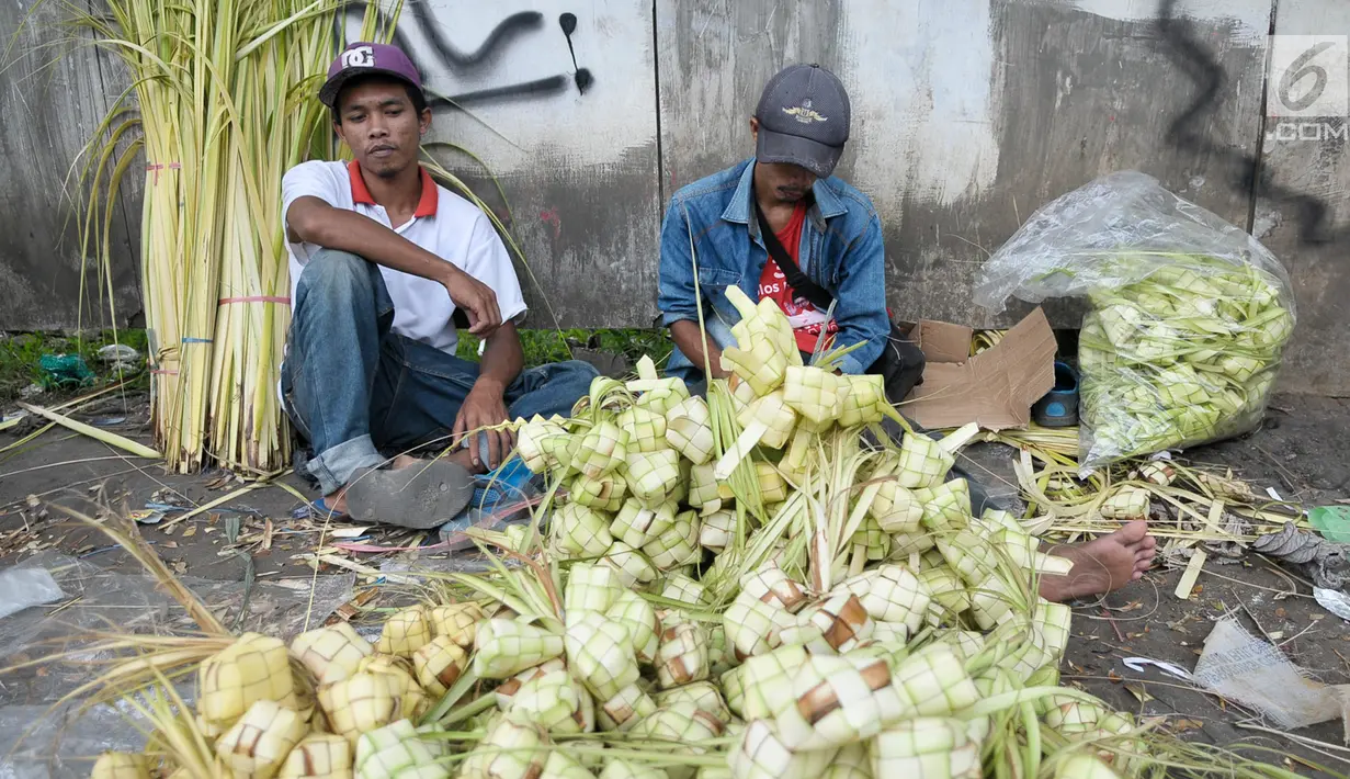 Pedagang saat membuat kulit ketupat untuk dijual di kawasan Pasar Lenteng Agung, Jakarta, Kamis (22/6). Menjelang Hari Raya Idul Fitri, pedagang kulit ketupat musiman mulai ramai di pasar tradisional. (Liputan6.com/Yoppy Renato)