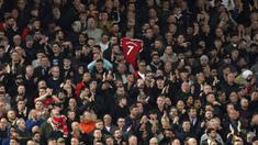 Ada momen menyejukkan saat Liverpool menjamu Manchester United di Anfield. Pendukung Liverpool atau yang sering dijuluki para Kopites memberikan dukungan untuk mega bintang MU, Cristiano Ronaldo yang sedang berduka karena kehilangan bayi laki-lakinya. (AP/Jon Super)