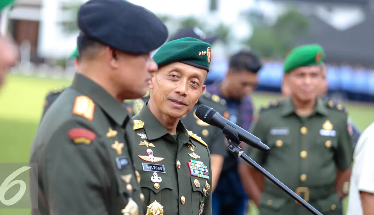 Letnan Jenderal TNI Mulyono memberikan pidato usai serah terima jabatan Kepala Staf TNI AD dari Jenderal TNI Gatot Nurmantyo kepada Letnan Jenderal TNI Mulyono di Markas Besar Angkatan Darat, Jakarta, Rabu (15/7/2015). (Liputan6.com/Faizal Fanani)