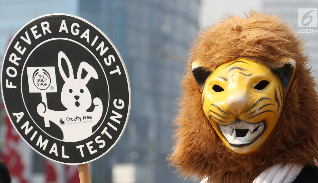 Seorang pengunjuk rasa memakai topeng harimau melakukan aksi saat Car Free Day di Jakarta, Minggu (3/9). Dalam aksi tersebut mereka menyuarakan penolakan uji coba bahan kosmetik pada hewan. (Liputan6.com/Angga Yuniar)