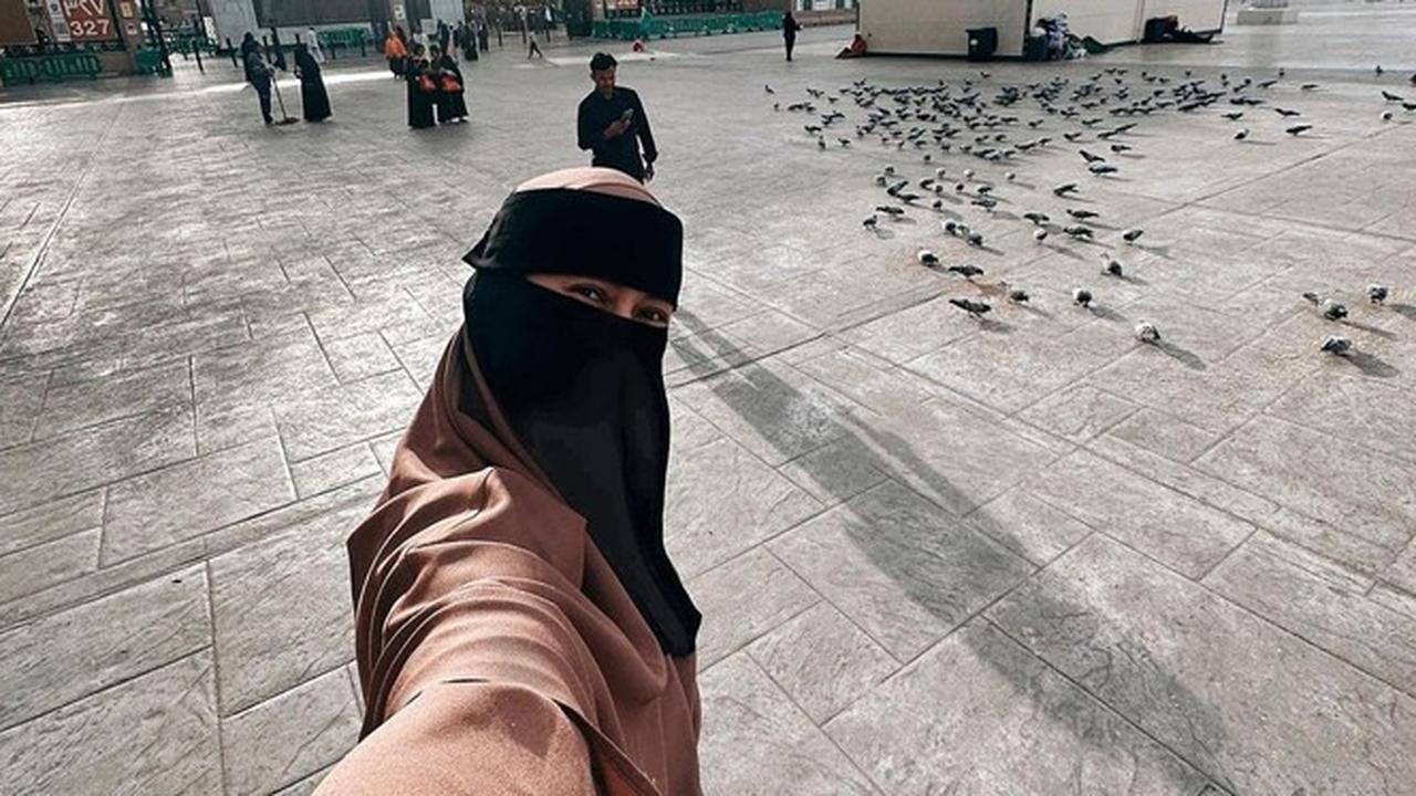 7 Potret Paula Verhoeven Jalani Umroh di Bulan Ramadhan, Tampil Bercadar
