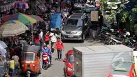Tampak sejumlah kendaraan parkir sembarangan di kawasan Pasar Asemka, Jakarta, Jumat (6/2/2015). (Liputan6.com/Faizal Fanani)