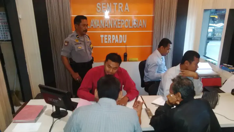 Ayah AT dan kuasa hukum Iwan Pangka