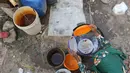 Warga memanfaatkan air yang menghitam di Desa Sukaringin, Sukawangi, Kabupaten Bekasi, Jawa Barat, Jumat (10/9/2021). Menurut warga, saat musim kemarau kualitas air tanah berwarna hitam dan sudah berlangsung selama delapan bulan. (Liputan6.com/Herman Zakharia)