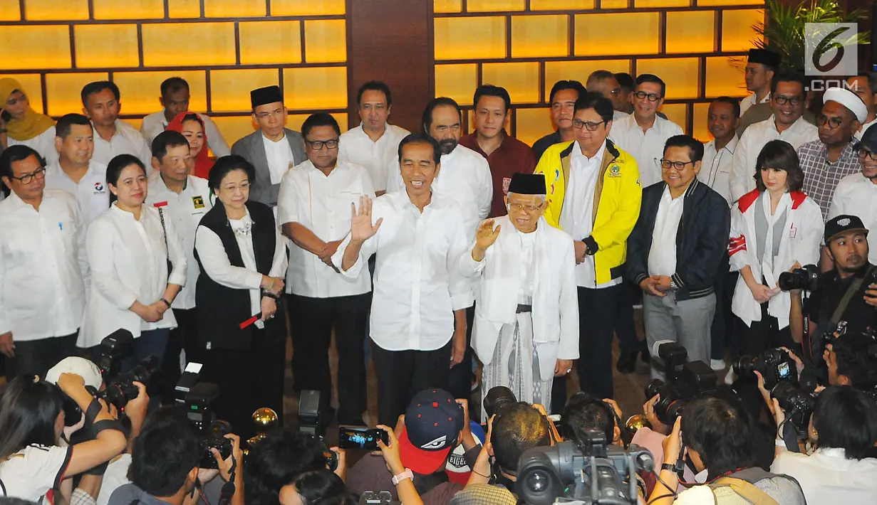 Capres-cawapres 01 Joko Widodo dan Ma'ruf Amin menyapa awak media saat memberikan keterangan kepada wartawan usai menyaksikan perhitungan suara versi hitung cepat di Jakarta, Rabu (17/4). (Liputan6.com/Angga Yuniar)