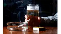 Menurut sebuah penelitian terbaru, banyak peminum bir membutuhkan efek stimulan dari nikotin (sumber: telegraph.co.uk)