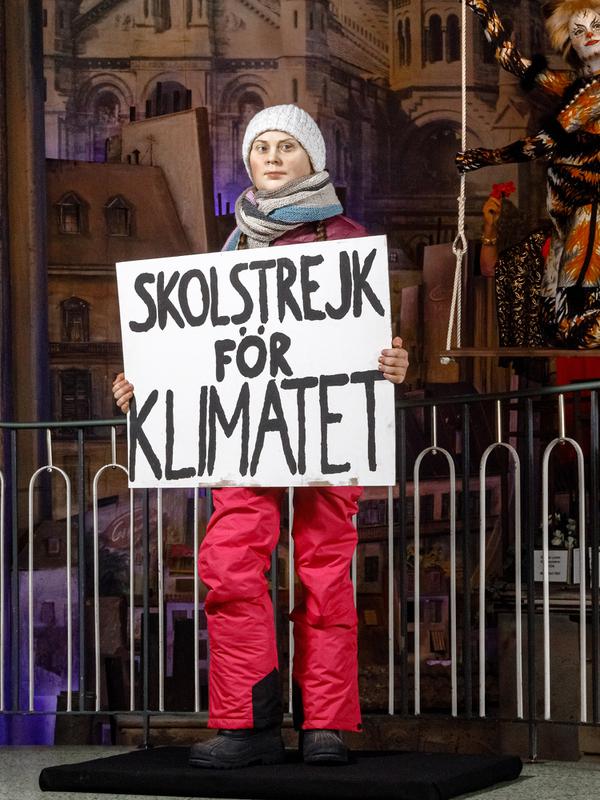 Patung lilin aktivis lingkungan asal Swedia, Greta Thunberg memegang sebuah plakat selama presentasinya di Museum Panoptikum di Hamburg, Jerman, Rabu (29/1/2020). Patung itu merupakan salah satu dari 120 individu terkenal yang ditampilkan di museum lilin tersebut. (Markus Scholz/dpa/AFP)