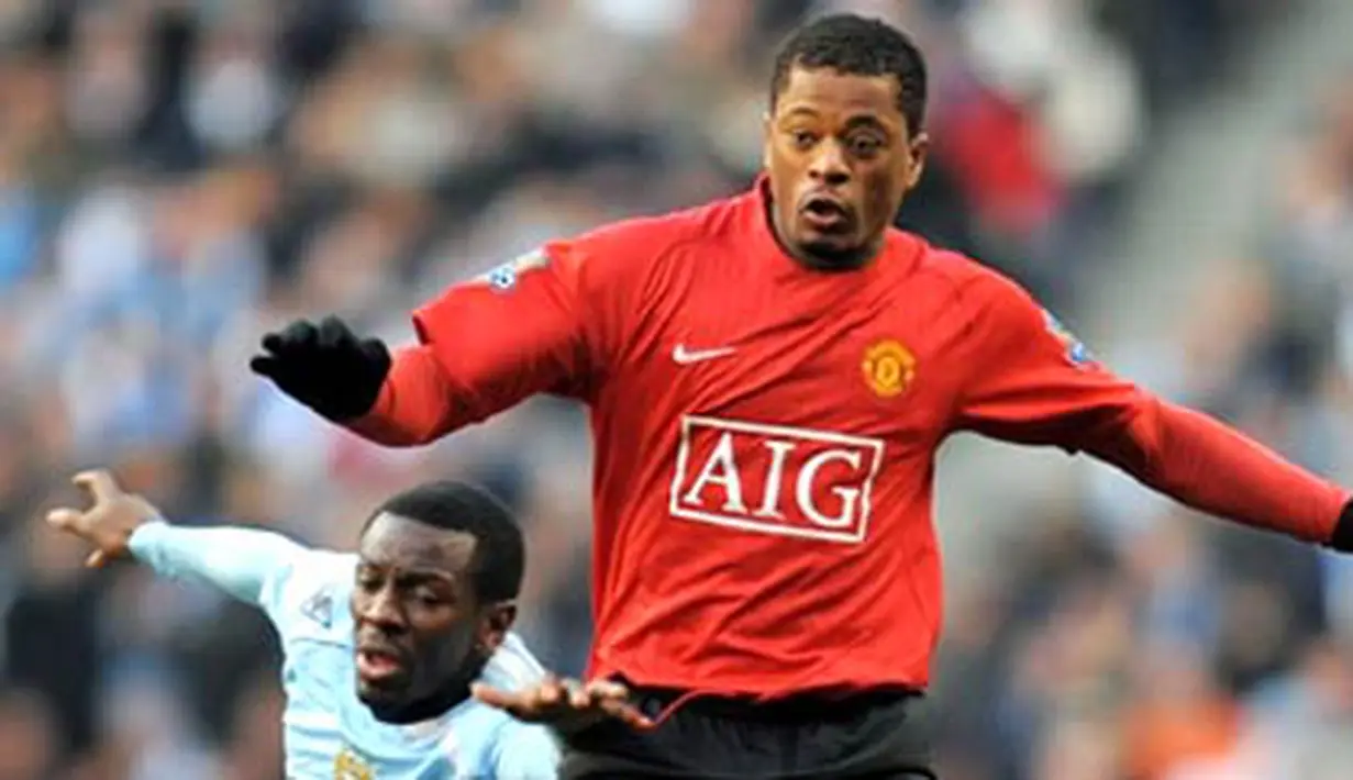 Manchester United&#039;s defender Patrice Evra (R) vies with Manchester City&#039;s midfielder Shaun Wright-Phillips during the EPL match at The City of Manchester Stadium on November 30 , 2008. AFP PHOTO/ANDREW YATES.