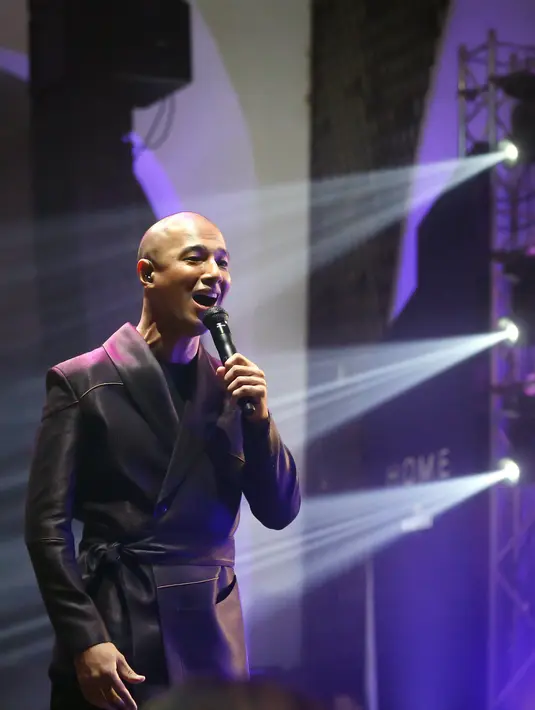 "Marcell.... Marcell... Marcell," begitu teriak penonton usai group band Davetones kelar menyanyi di atas panggung. 
 (Bambang E.Ros/Fimela.com)