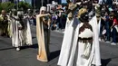 Penggemar cerita dan film Star Wars mengenakan kostum saat parade yang disebut "Hari Pelatihan" di Paseo de la Reforma, Meksiko, pada Sabtu 15 Oktober 2022. Beragam kostum bertema Star Wars dikenakan para penggemar dalam parade tersebut. (ALFREDO ESTRELLA/AFP)