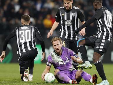 Tottenham Hotspur secara mengejutkan takluk dari klub antah berantah asal Slovenia yakni Mura pada laga kelima Grup G Europa Conference League, Jumat (26/11/2021). Pelatih Antonio Conte pun murka dengan hasil tersebut. (AP Photo)