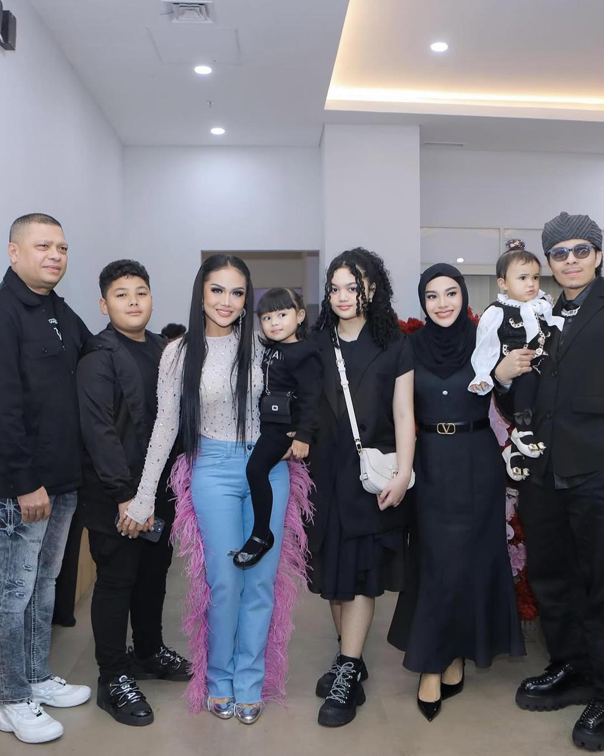 Potret Krisdayanti Dapat Dukungan Keluarga Tercinta Sebelum Konser Super Diva