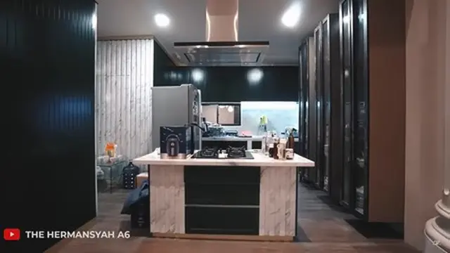 Potret dapur rumah Anang dan Ashanty (Sumber: YouTube/The Hermansyah A6)
