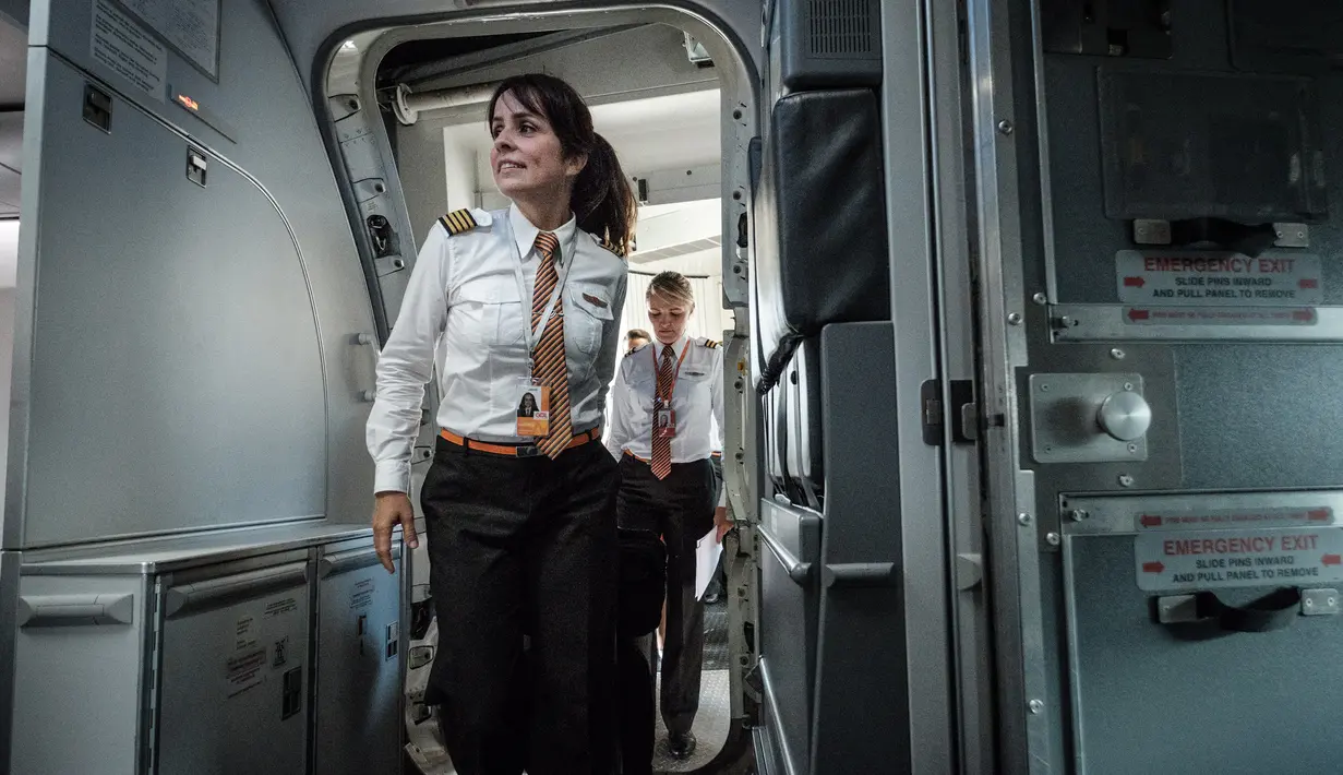 Pilot maskapai GOL Airlines, Gabriela Carneiro jelang bertugas di Bandara Internasional Tom Jobim, Brasil (8/3). Memperingati Hari Perempuan Internasional, GOL Airlines menghadirkan seluruh awak adalah wanita. (AFP PHOTO / Yasuyoshi Chiba)