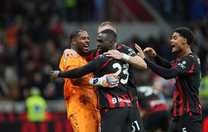 Kiper AC Milan, Mike Maignan (kiri), merayakan kemenangan atas AS Roma bersama rekan setimnya dalam lanjutan Liga Italia di San Siro, Italia, Senin,&nbsp;3 November 2025. (AP Photo/Antonio Calanni)