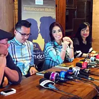 Ussy Sulistiawaty saat peluncuran buku Bukan Cinta Cinderella. (Instagram @ussypratama)