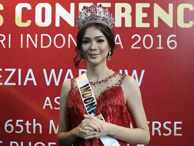 Puteri Indonesia 2016, Kezia Warouw saat berbagi cerita dengan awak media di Graha Mustika Ratu, Jakarta, Selasa (7/2). Kezia Warouw meraih Miss Phoenix Best Smile dalam ajang Miss Universe 2016 di Manila. (Liputan6.com/Herman Zakharia)