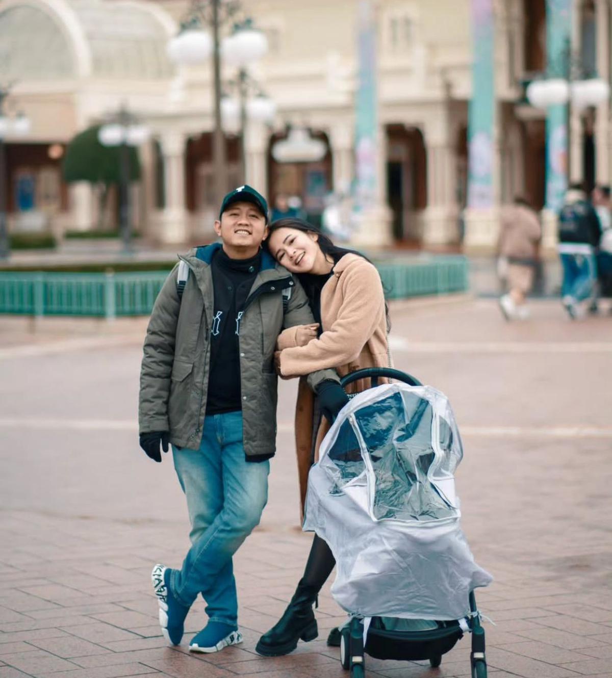 Denny Caknan dan Bella Bonita Habiskan Waktu di Disneyland Jepang, Momen Dek Cunda Bikin Gemas