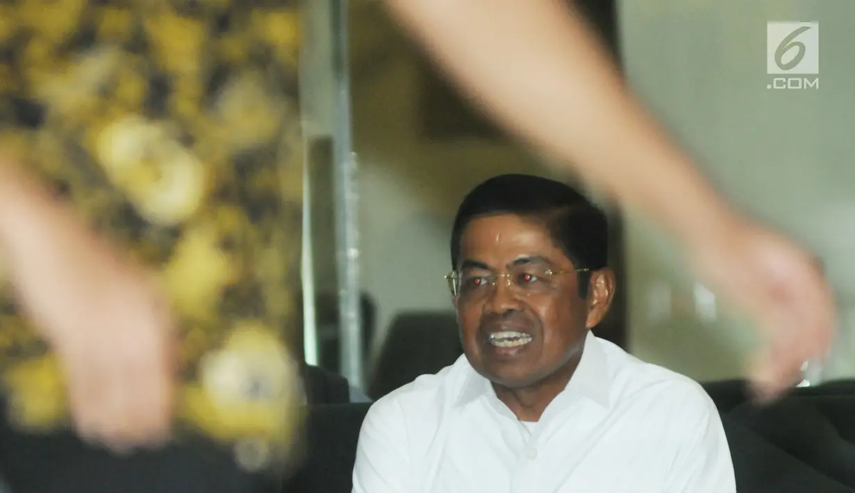 Menteri Sosial Idrus Marham duduk di lobi gedung KPK usai diperiksa penyidik, Jakarta, Kamis (26/7). Idrus diperiksa terkait kasus menerima suap Rp 4,8 miliar proyek PLTU Riau-1. (Merdeka.com/Dwi Narwoko)