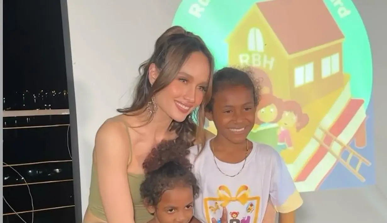 Sebelum ke Wamena, Cinta juga mengunjungi Rumah Belajar Harvard di Jayapura. Begini penampilannya berpose dengan anak-anak di Jayapura mengenakan pakaian kasual nuansa hijau army. [@claurakiehl]