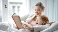 Ilustrasi ibu membacakan buku cerita untuk anaknya. (Sumber foto: Pexels.com)