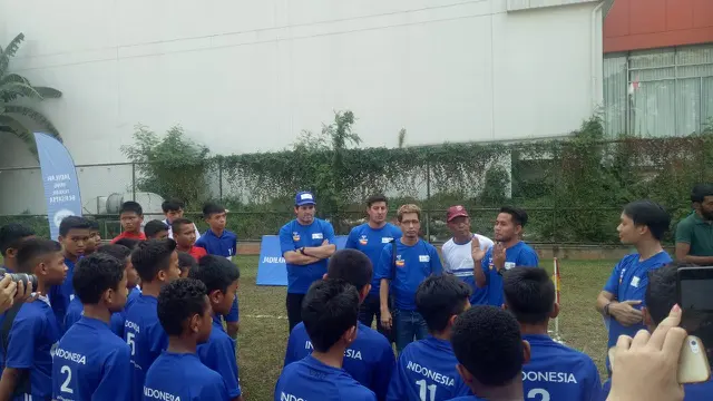 Andik Vermansah memberi pengarahan kepada tim Indonesia jelang final Danone Nations Cup (Liputan6.com / Jonathan Pandapotan)