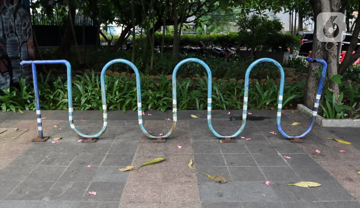 Potret salah satu fasilitas tempat parkir sepeda yang ada di Jakarta, Jumat (25/4/2025). (Liputan6.com/Herman Zakharia)