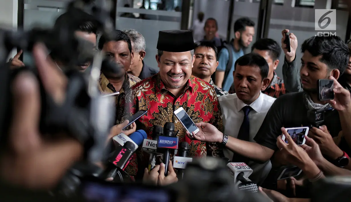 Wakil Ketua DPR Fahri Hamzah memberi keterangan kepada wartawan usai menjadi saksi sidang lanjutan kasus penyebaran berita bohong atau hoaks dengan terdakwa Ratna Sarumpaet di PN Jakarta Selatan, Selasa (7/5/2019). (Liputan6.com/Faizal Fanani)