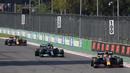 Ketika balapan kembali dimulai, Max Verstappen mengambil alih posisi terdepan, diikuti Lewis Hamilton dan pembalap tuan rumah Sergio Perez. (AP Photo/Eduardo Verdugo)