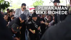 Suasana duka mewarnai pemakaman Mike Mohede di Taman Pemakaman Umum Tanah Kusir, Jakarta Selatan. 