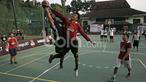 Peserta Red Bull Reign 3 on 3 di Indonesia berlomba untuk menjadi yang terbaik di Lapangan Basket Pati Unus Jakarta, Sabtu (15/4/2017). Pemenang akan mengikuti putaran final di Washington, Amerika Serikat. (Bola.com/Peksi Cahyo)