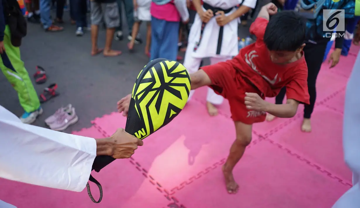 Seorang anak mencoba berbagai olahraga ketangkasan bersama komunitas penggerak olahraga di tengah kegiatan Car Free Day kawasan Bundaran Hotel Indonesia, Minggu (30/6/2019). Kegiatan tersebut dalam rangka mengajak masyarakat untuk hidup sehat dengan berolahraga. (Liputan6.com/Immanuel Antonius)