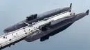 Dalam foto yang dirilis oleh Layanan Pers Kementerian Pertahanan Rusia ini, kapal selam nuklir Rusia Pangeran Vladimir (atas) dan Yekaterinburg berlabuh di pangkalan angkatan laut Rusia di Gazhiyevo, Semenanjung Kola, Rusia, 13 April 2021. Para analis tidak yakin Presiden Rusia Vladimir Putin bersedia menjadi orang pertama yang melepaskan senjata nuklir sejak AS mengebom Jepang pada 1945. (Russian Defense Ministry Press Service via AP, File)