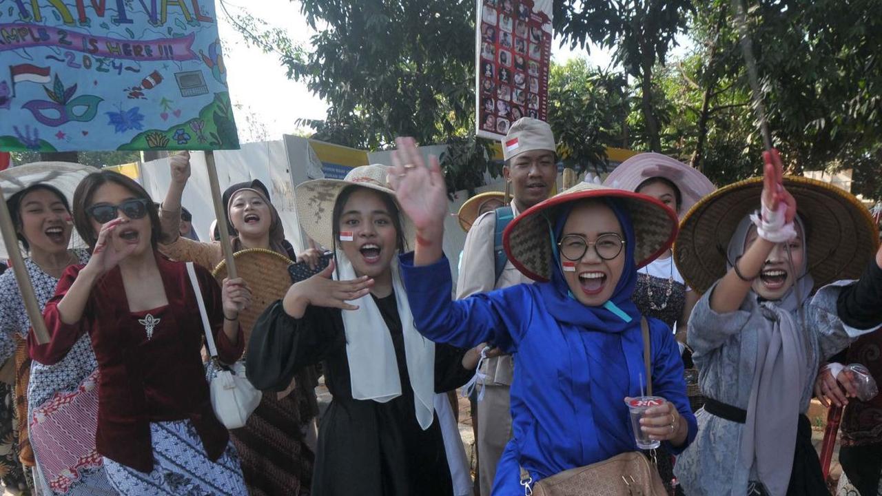 Sejumlah pelajar mengenakan berbagai kostum saat mengikuti pawai untuk memperingati HUT ke-79 Kemerdekaan RI di kawasan Duren Sawit, Jakarta, Sabtu (31/8/2024). Pawai bertajuk Mega Karnaval BPS&amp;K Jakarta ini diikuti ribuan pelajar, guru, dan karyawan 