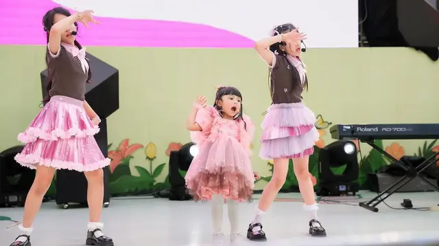 6 Potret Centil Menggemaskan Ameena Atta Manggung Bareng Girlband Cilik, Terlihat Lincah dengan Dress Tutu Pink