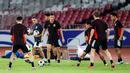 Jay Idzes (tengah) dan para pemain Timnas Indonesia melakukan rondo dalam latihan resmi menjelang laga putaran ketiga Grup C Kualifikasi Piala Dunia 2026 di Stadion Utama Gelora Bung Karno (SUGBK), Senayan, Jakarta, Senin (24/03/2025). (Bola.com/Bagaskara Lazuardi)