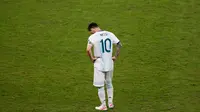 Penyerang Argentina Lionel Messi memandang ke bawah usai kalah dari Brasil dalam semifinal Copa America 2019 di Stadion Mineirao, Belo Horizonte, Brasil, Selasa (2/7/2019). Brasil lolos ke final Copa America 2019 setelah mengalahkan Argentina 2-0. (AP Photo/Nelson Antoine)