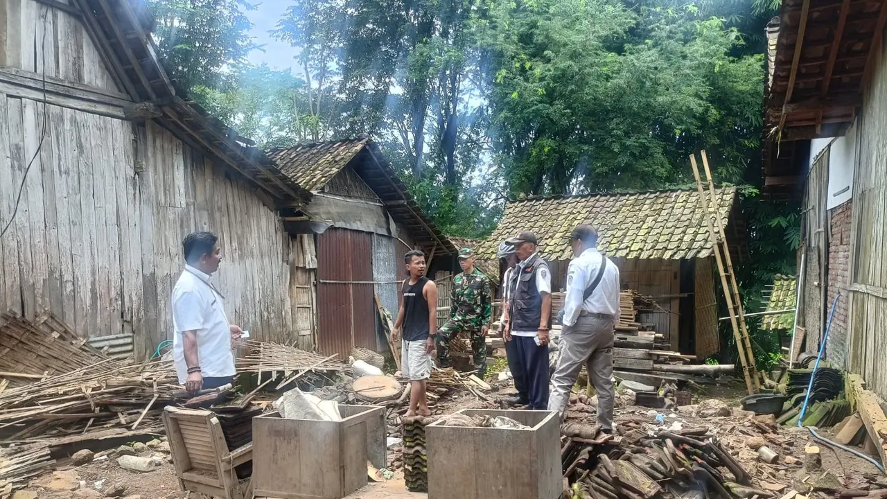 Rumah warga Situbondo roboh akibat cuaca ekstrem
