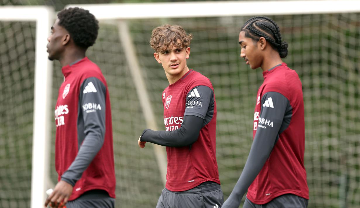 Pemain Arsenal, Max Dowman (tengah) dan rekan-rekan setimnya jelang leg kedua semifinal Liga Champions melawan Atletico Madrid di Emirates Stadium, London, Rabu (6/5/2026) dini hari WIB. (AP Photo/Steven Paston)
