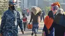 Pengungsi Rohingya membawa barang-barang mereka saat akan dipindahkan ke Pulau Bhasan Char di Chattogram, Bangladesh, Jumat (29/1/2021). Pemindahan itu telah menuai kritik karena keengganan Bangladesh untuk berkonsultasi dengan badan bantuan, termasuk badan pengungsi PBB. (AP Photo/Azim Aunon)