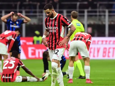Ekspresi pemain belakang AC Milan, Kyle Walker di akhir pertandingan sepak bola Serie A Italia melawan Inter di stadion San Siro, Milan, pada 2 Februari 2025. (PIERO CRUCIATTI/AFP)