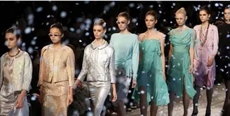 Ajang bergengsi Paris Fashion Week Spring Summer 2017 berlangsung pada 27 September - 5 Oktober 2016, dan terlihat selebriti hollywood yang hadir dengan kostum yang beraneka rupa. (doc.glamroz.com)