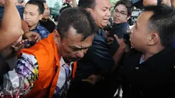 Wali Kota Madiun Bambang Irianto berjalan keluar meninggalkan gedung KPK, Jakarta, usai menjalani pemeriksaan, Rabu (23/11). KPK resmi menahan Bambang Irianto terkait dugaan kasus korupsi Pasar Besar Madiun tahun 2009-2012. (Liputan6.com/Helmi Afandi)