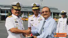 Citizen6, Jakarta: Pangkolinlamil Laksda TNI S.M. Darojatim, menerima satu unit mobil ambulance dari Senior Vice Presiden Bank Mandiri Budi J. Siahaan, yang merupakan hibah dari PT. Bank Mandiri Tbk. kepada Kolinlamil. (Pengirim: Kadispen Kolinlamil).