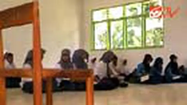 Tak Ada Kursi, Siswa Belajar di Lantai