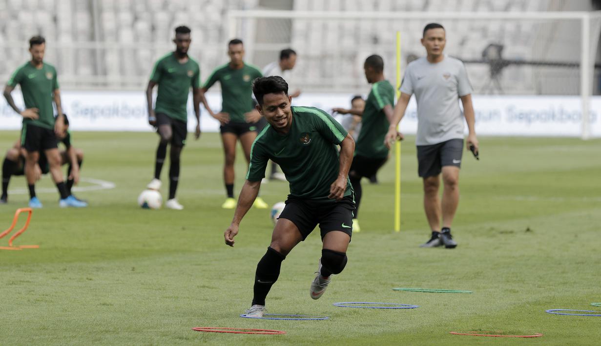 Pemain Timnas Indonesia, Andik Vermansah, saat latihan jelang laga kualifikasi Piala Dunia 2022 di SUGBK, Jakarta, Senin (9/9). Indonesia akan berhadapan dengan Thailand. (Bola.com/M Iqbal Ichsan)