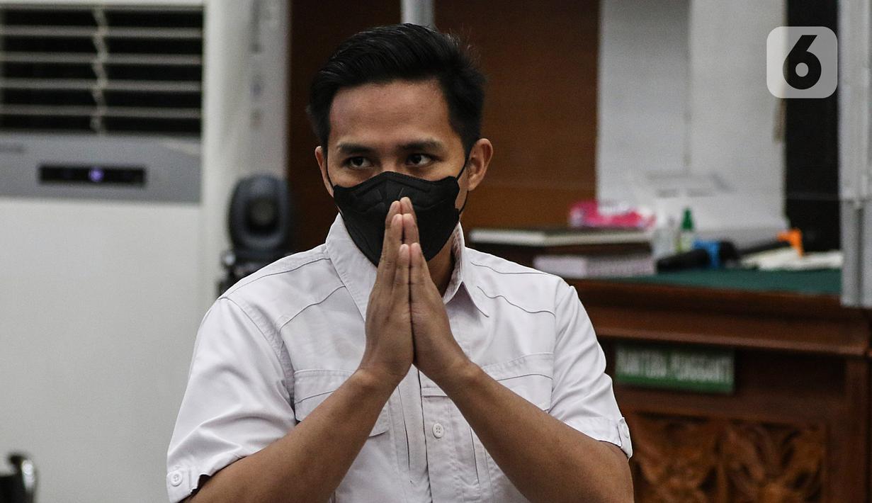 <p>Terdakwa Richard Eliezer Pudihang Lumiu bersiap menjalani sidang lanjutan dalam kasus pembunuhan Brigadir Yosua Hutabarat di Pengadilan Negeri Jakarta Selatan, Rabu (18/1/2023). Agenda sidang kali ini pembacaan tuntutan oleh Jaksa Penuntut Umum. (Liputan6.com/Johan Tallo)</p>