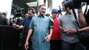 Mantan Mendagri Gamawan Fauzi (tengah) menjawab pertanyaan saat meninggalkan Gedung KPK usai menjalani pemeriksaan, Jakarta, Rabu (8/11). Gamawan diperiksa terkait kasus dugaan korupsi KTP Elektronik. (Liputan6.com/Helmi Fithriansyah)