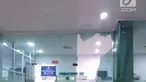 Sebuah pintu kaca  pendaftaran IGD di Rumah Sakit Umum Daerah (RSUD) Banyumas, Jawa Tengah,  pecah akibat gempa mencapai 6,9 Skala Richter (SR) di pulau Jawa, Sabtu (16/12). (Liputan6.com/Pool)