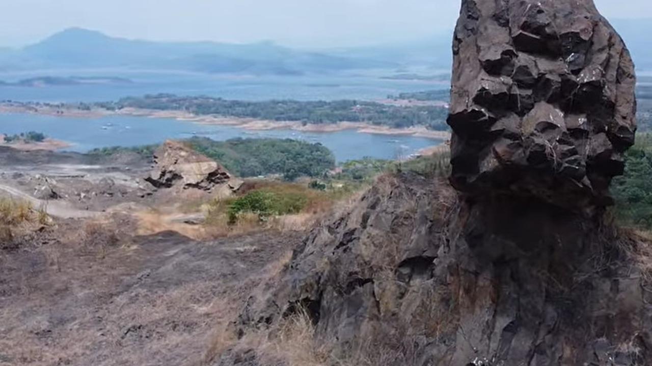 Batu Kipas di Gunung Julang Sumedang